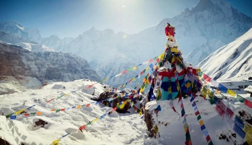 buddhist flag at everest